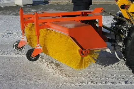 Коммунальная подметальная щетка